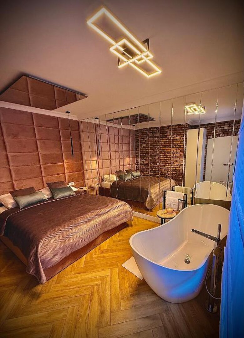 Różowy – subtelny apartament z wanną w sypialni i niepowtarzalnym klimatem